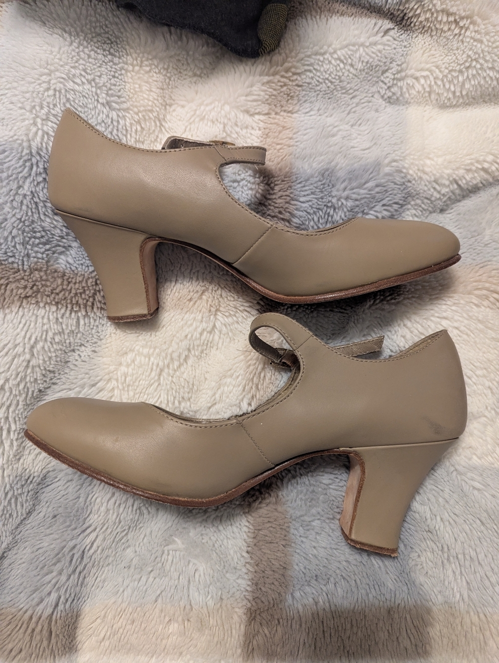 Capezio character dance shoes 7.5 Buff Neutral 2" Heel